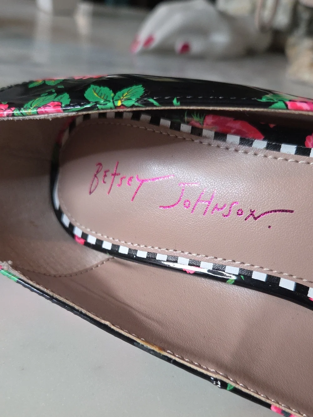 EUC Betsey Johnson Black Floral Platform Pump with Hot Pink Lacing Sz7.5